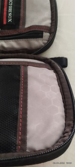 Барсетка червоний Victorinox Travel