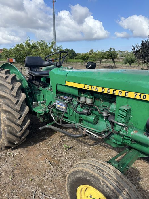 Trator John Deere 710