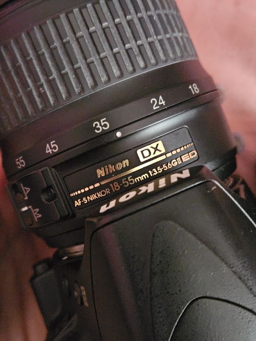 Câmara Nikon D3100 com lente 18-55