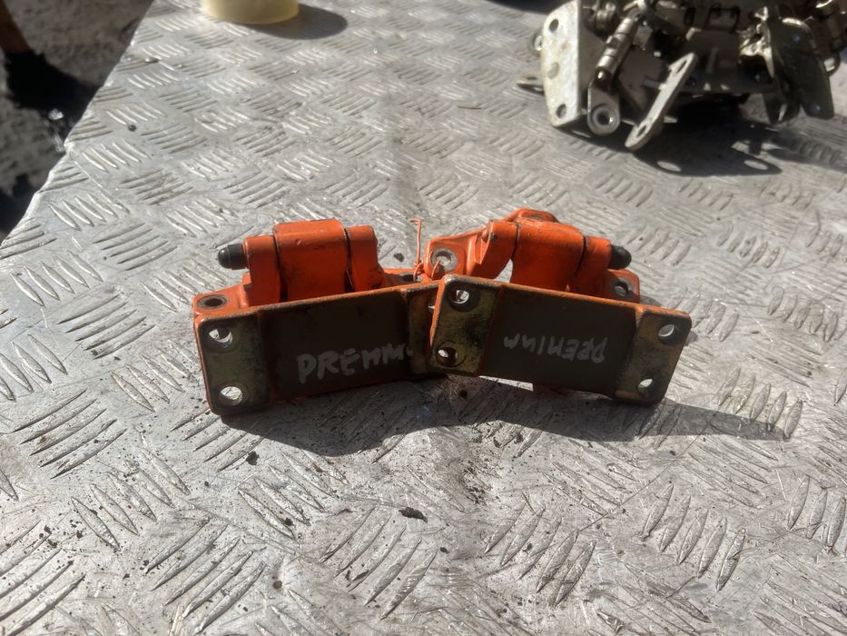 Петля двери рено премиум renault premium год 2002