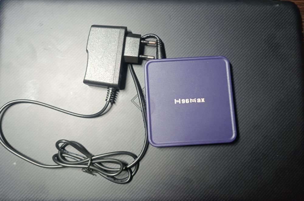 Продам смарт-ТВ приставка H96 Max V12.