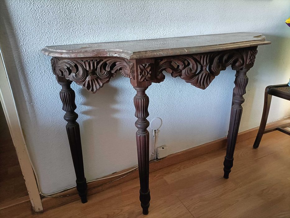 Mesa de Sala/Hall em Madeira Esculpida com Tampo em Mármore