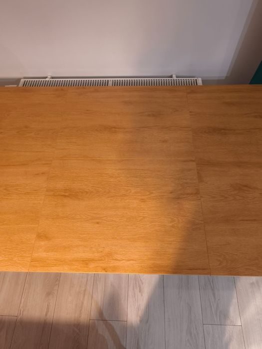 Stół rozkładany z metalowymi nogami