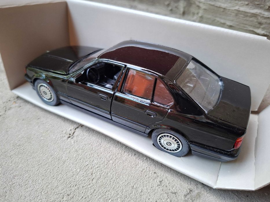 BMW 535i E34 Schabak 1:24 model samochodu