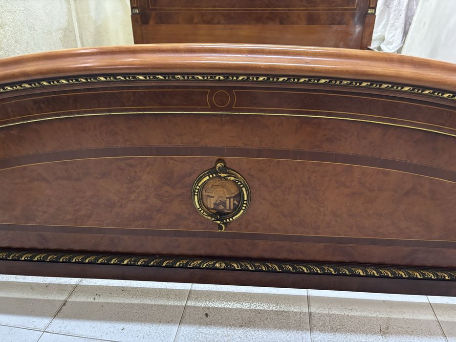 Cama de casal clássica em madeira com detalhes em bronze – estilo neoclássico