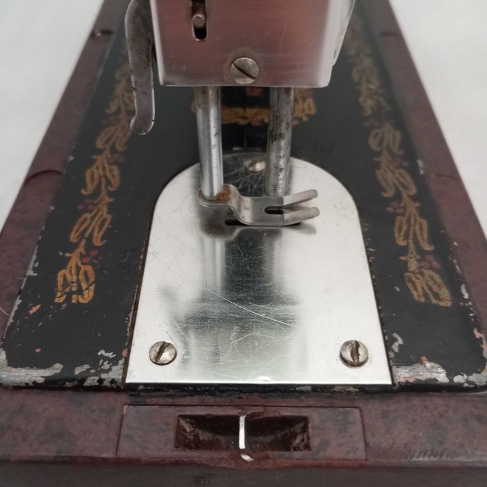 Детская швейная машинка СССР ( на запчасти) .