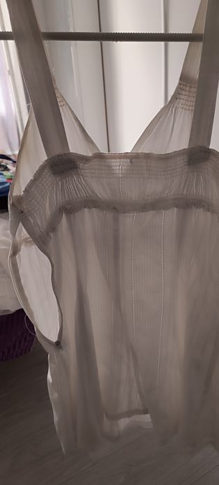 Vestido branco, tamanho S, usado. Curto. É forrado.
