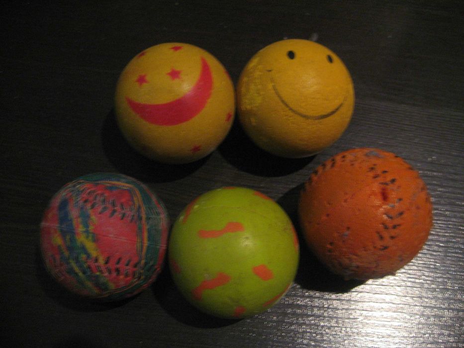 Bolas de futebol, futsal, golfe e saltitonas e massajador de madeira