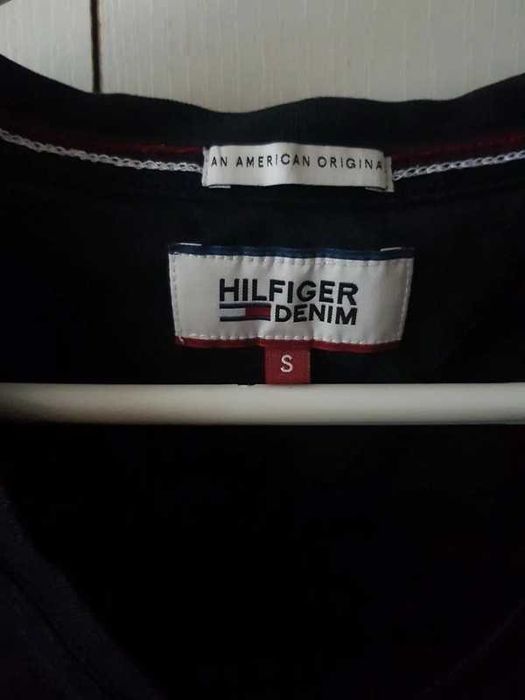 Koszulka w serek Tommy Hilfinger