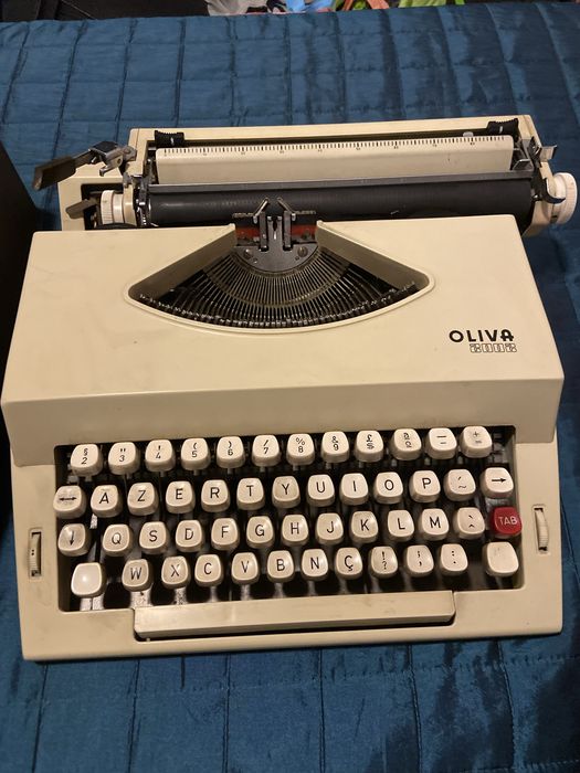 Máquina de escrever vintage Olivetti Oliva 2002
