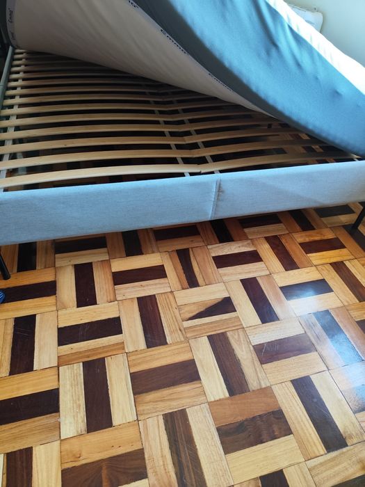 temos 2 camas + colchão para vender ou dar.