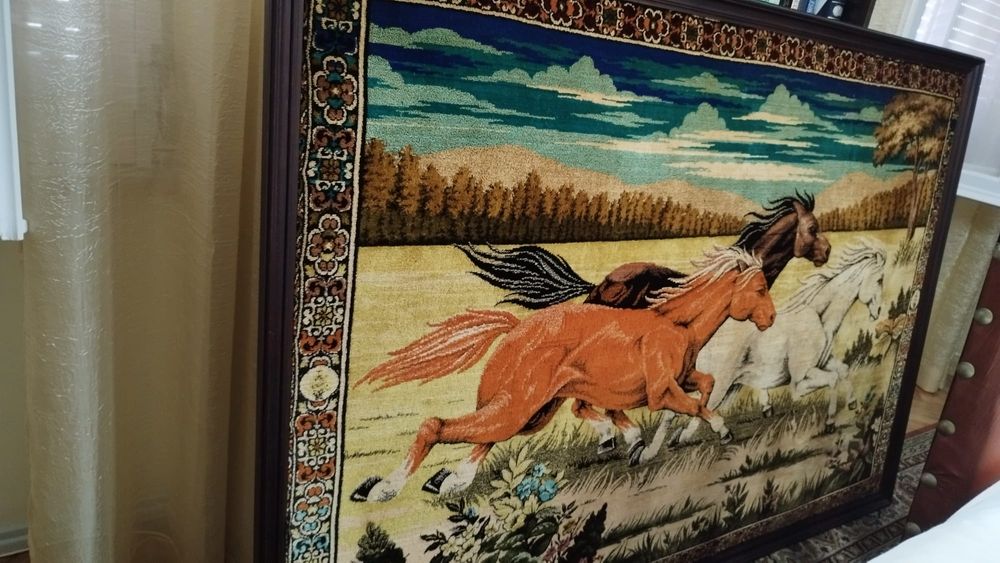 Quadro em madeira com tapete.