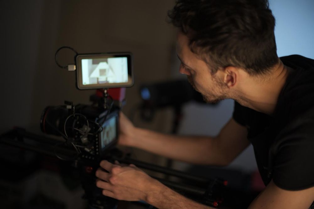 Videógrafo, piloto de drone e editor de vídeo