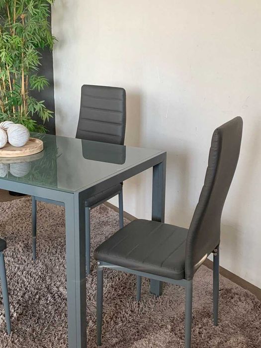Mesa preta nova com 4 cadeiras - em promoção!!