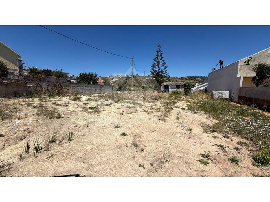 Terreno urbano de gaveto com 400m2, em Fonte Santa, Vialonga.