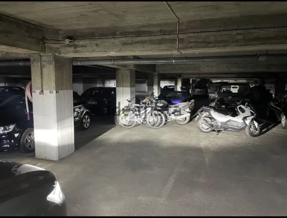 Lugar garagem Alges Lisboa mota