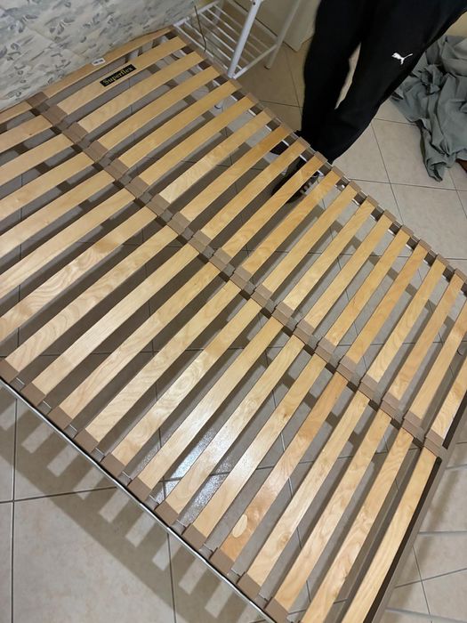 Cama com estrado e colchão