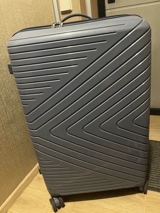 Велика валіза в ідеальному стані