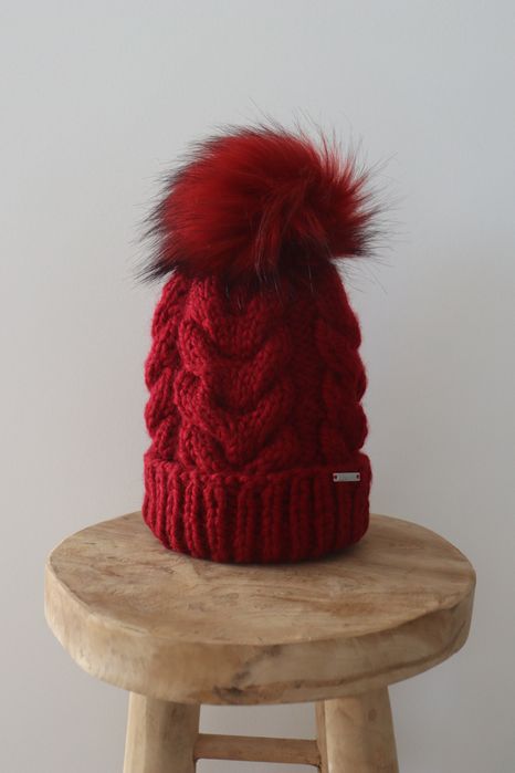 Nowa Wełniana Czapka Czerwona Warkocz