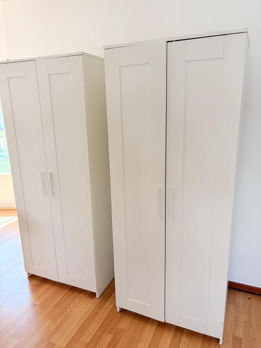 2 roupeiros mais uma estante, com algumas marcas de uso.