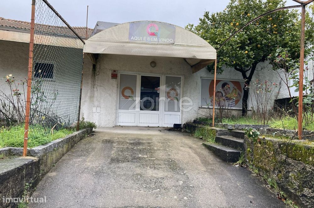 Moradia para recuperar com loja, garagem e arrumos