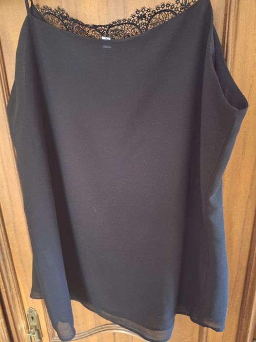 Top em preto com detalhe em renda