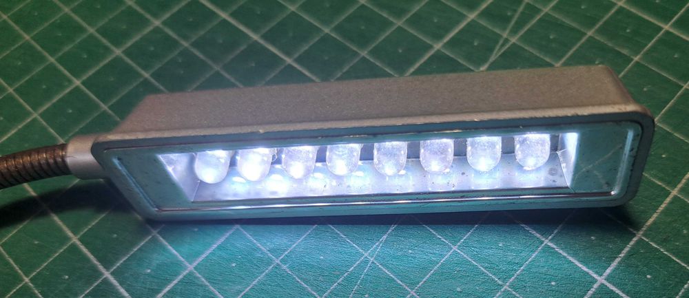 Candeeiro de secretária de leds a pilhas