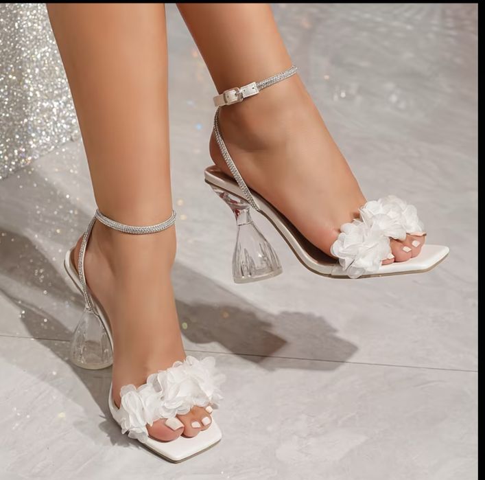 Босоножки білі.