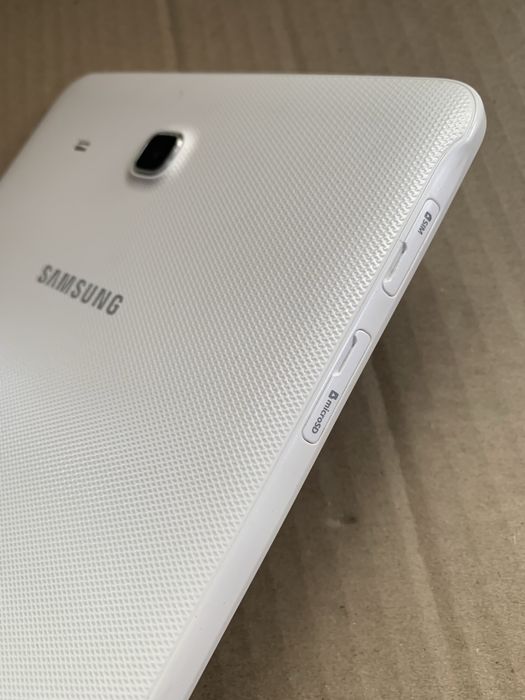 Планшет Samsung Galaxy Tab E 9.6 “SM-T561 3G 8Gb