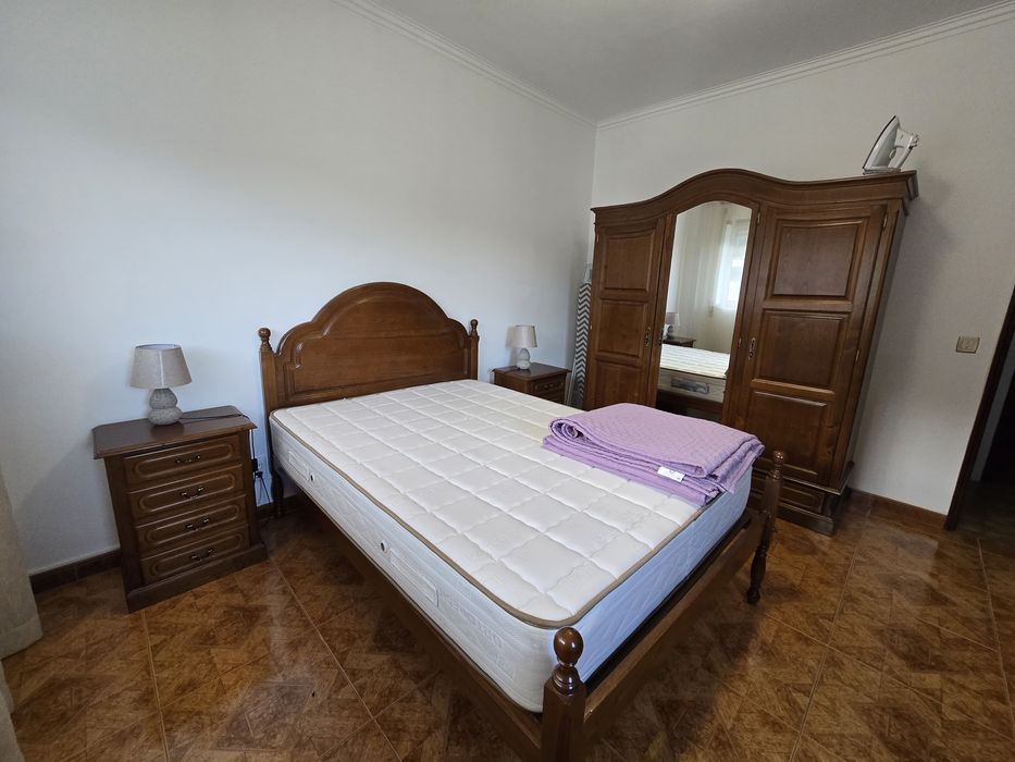 Cama, mesinhas e cómoda