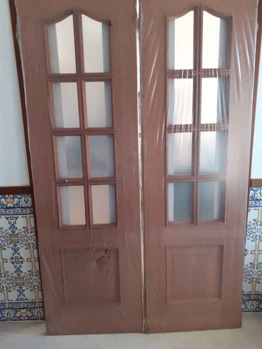 Portas em madeira novas