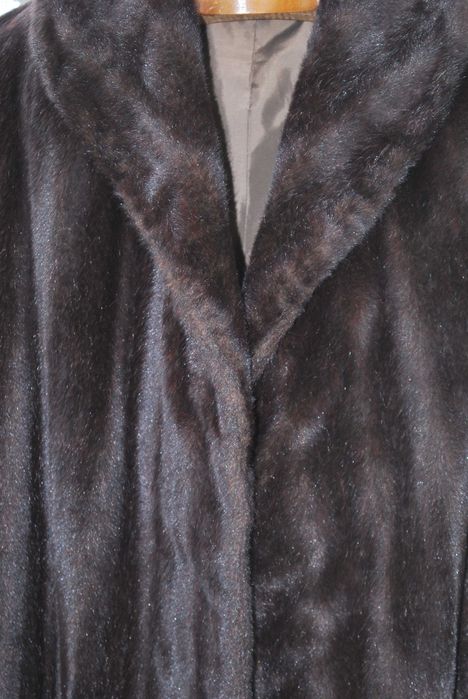 Casaco comprido de pele sintética dos anos 60