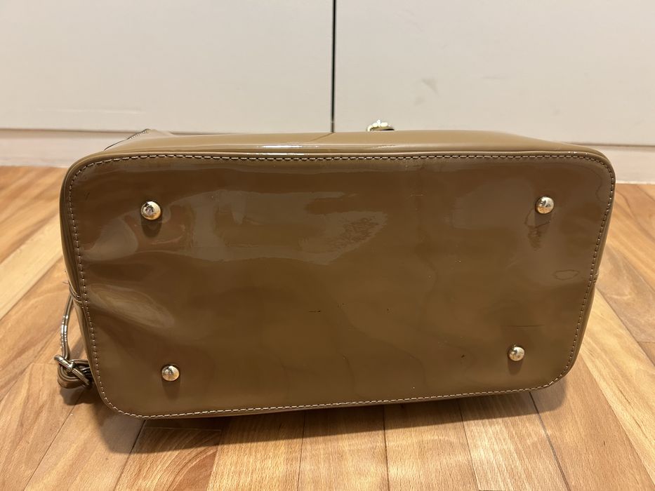 “RESERVADA” = Carteira beje espaçosa