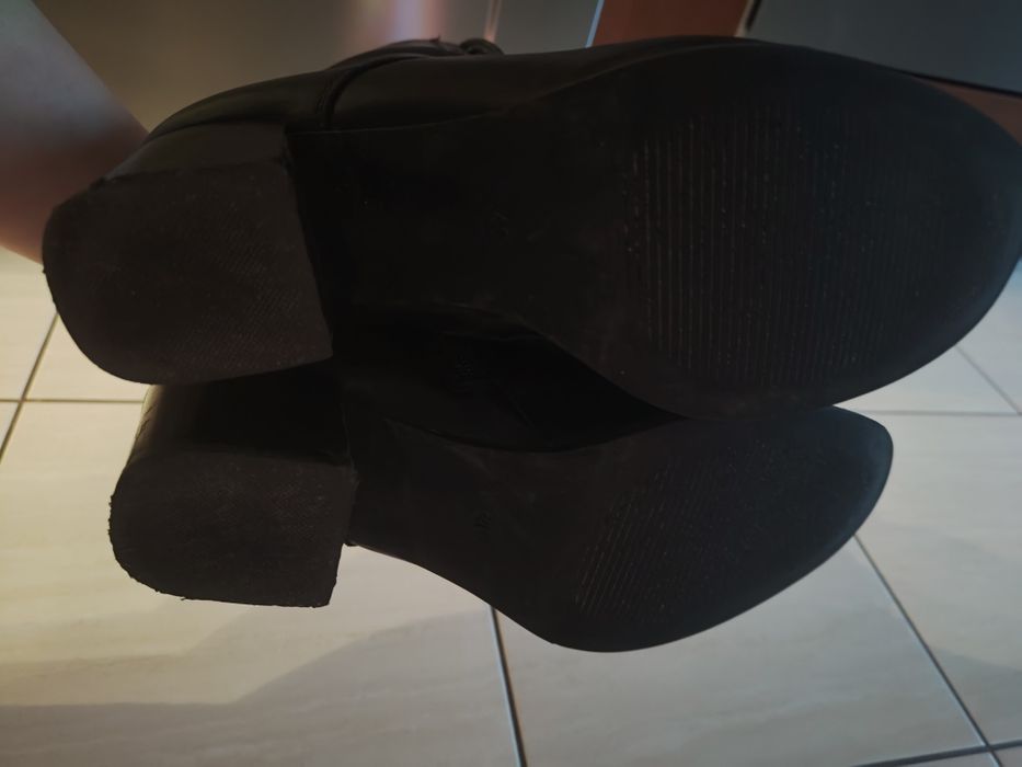 Czarne botki na obcasie