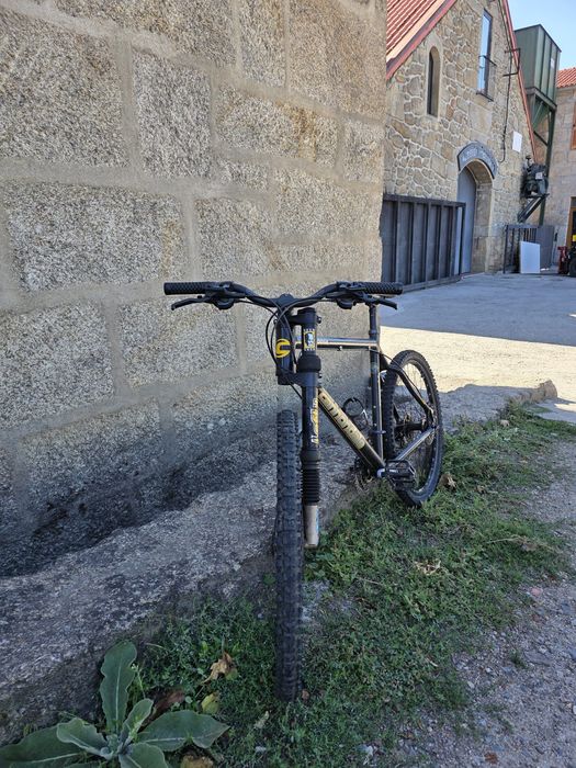 Vendo uma bicicleta Cannondale Lefty