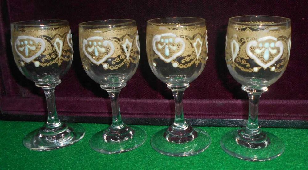 Garrafa de vidro pintada à mão com relevo, 4 chávenas, década de 1930