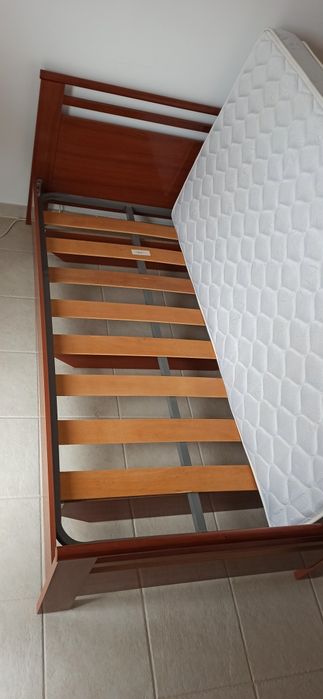 Cama de solteiro+Estrado+Colchão+Mesa cabeceira
Apenas aqueles pequenos "toques" que se vê nas fotos.
Sem entrega e preço não negociável.