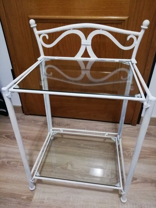 Mesa de apoio/cabeceira em metal e com 2 prateleiras de vidro.