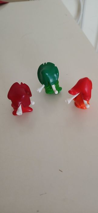 Três figuras Painty Ten, de 2006, novas