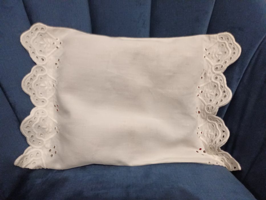 Almofada bordada à mão em Linho caseiro