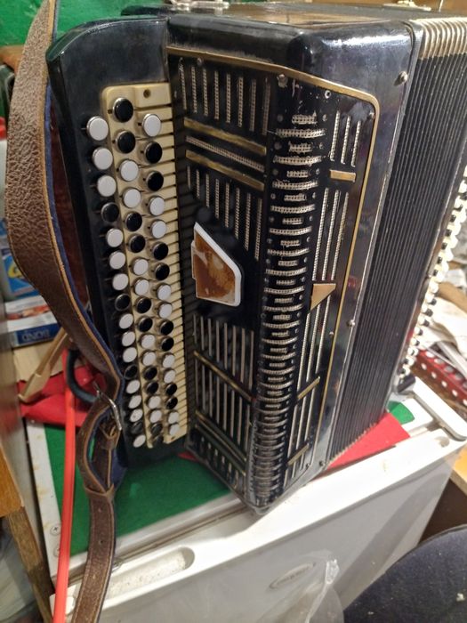 Продам баяни  різні тюнер сейко