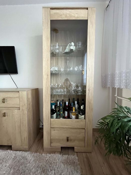 Komplet mebli. Komoda szafa witryna