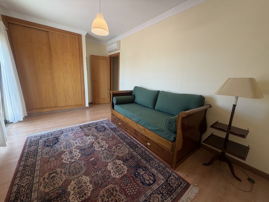 Cama dupla ou sofa-cama,  com dois colchões