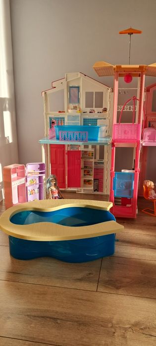 Domek lalki Barbie z basenem, garderobą i lalkami