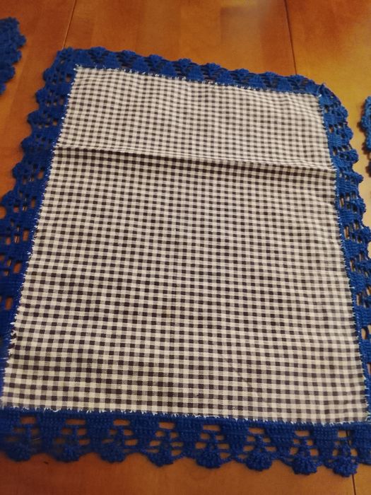 Três panos em quadradinhos azuis e renda feita á mão