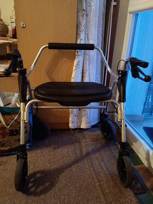 Balkonik rehabilitacyjny / rollator dla seniora, składany, siedzisko, hamulce
