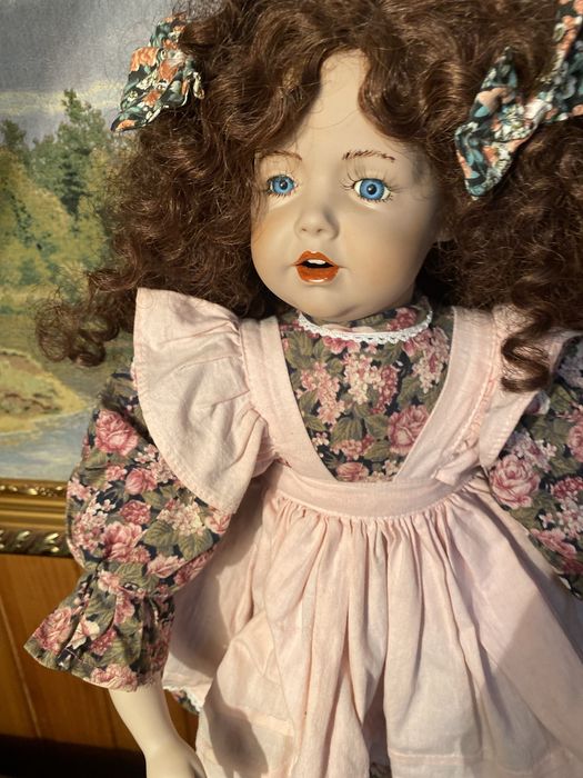 Фарфоровая кукла