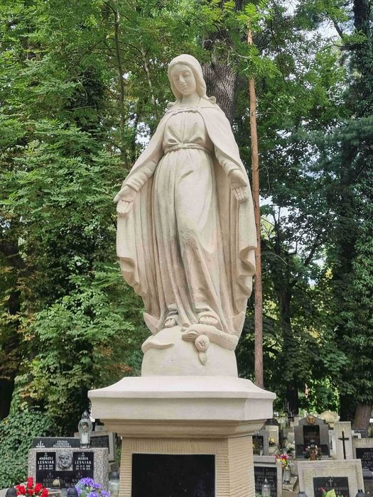 Odrestaurowany zabytkowy grobowiec na Cmentarzu Rakowickim