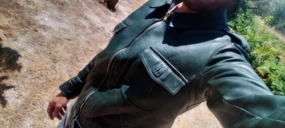Descrição Blusão de cabedal do Exército, cor verde-oliva. Peça única e robusta, de um estilo militar autêntico.