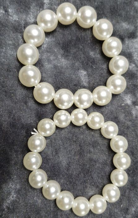 Bransoletki z syntetycznych pereł